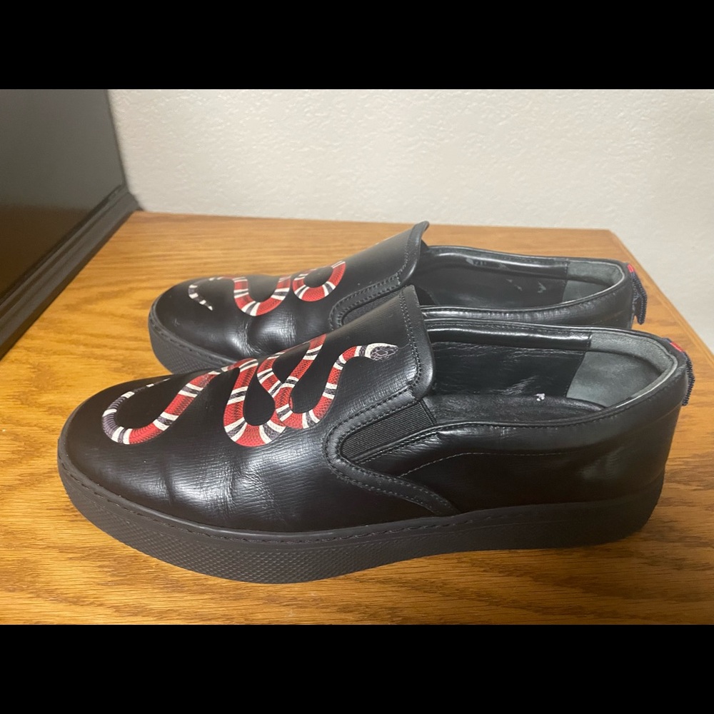Lightly worn men’s size 6 Gucci Shanghai Snake slip on shoes.